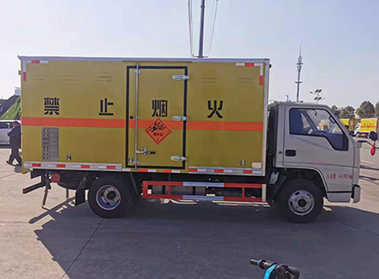 张湾爆破器材运输车技术升级与安全合规新趋势